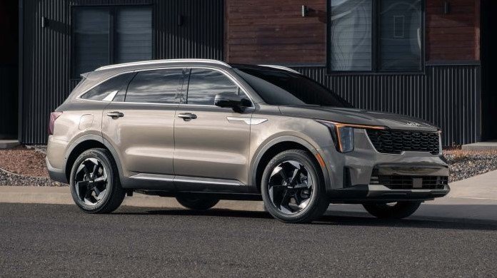 24-1774316138-choi-sat-van-fortuner-va-ford-everest-kia-sorento-tung-uu-dai-giam-gia-lan-banh-cuoi-thang-32026