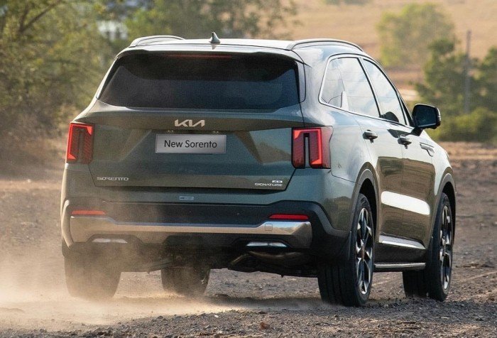 24-1774316148-choi-sat-van-fortuner-va-ford-everest-kia-sorento-tung-uu-dai-giam-gia-lan-banh-cuoi-thang-32026