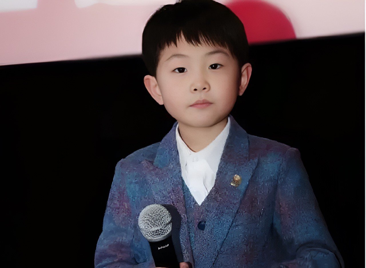 24-1774317544-tro-thanh-co-may-kiem-tien-o-tuoi-len-3-hien-tuong-san-khau-trung-quoc-mat-ket-noi-voi-doi-thuc