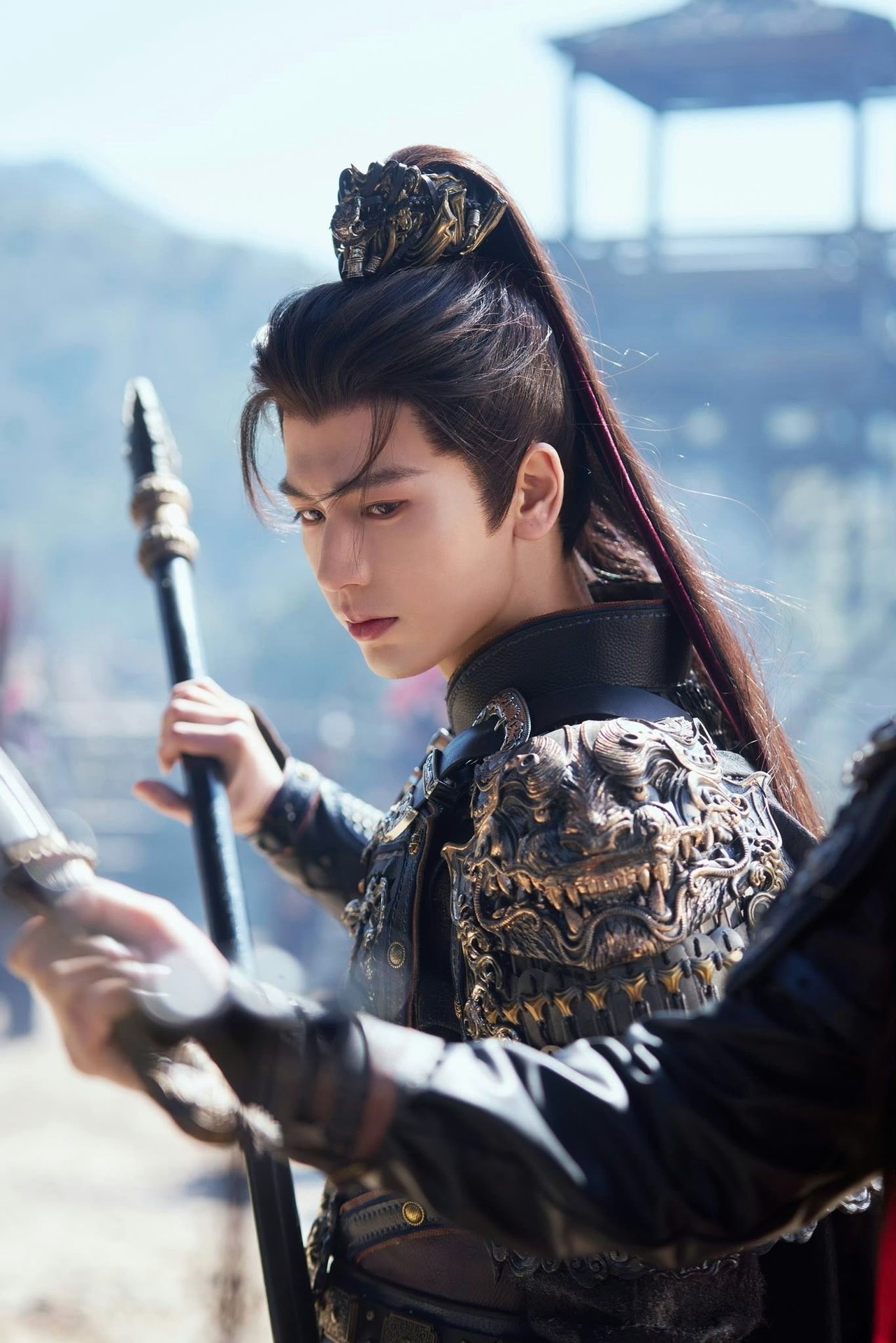 24-1774323211-tuong-quan-kem-nen-truong-lang-hach-bai-hoc-dat-gia-ve-tao-hinh-qua-da-trong-phim-co-trang-hoa-ngu