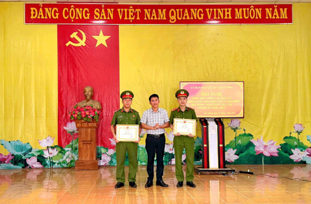 Ke-chuyen-mac-ao-mua-khi-gay-an-4