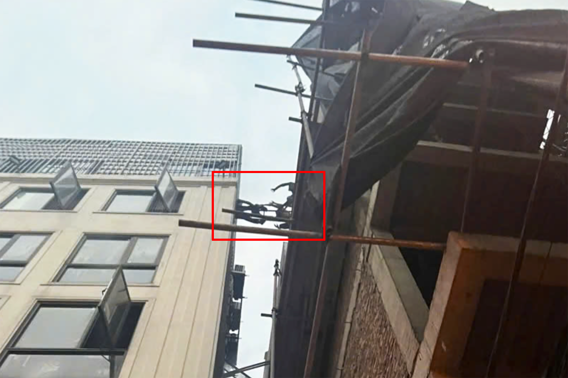 25-1774402957-lieu-minh-vuot-lan-ranh-sinh-tu-nguoi-dan-giai-cuu-7-nguoi-trong-vu-chay-o-ha-noi