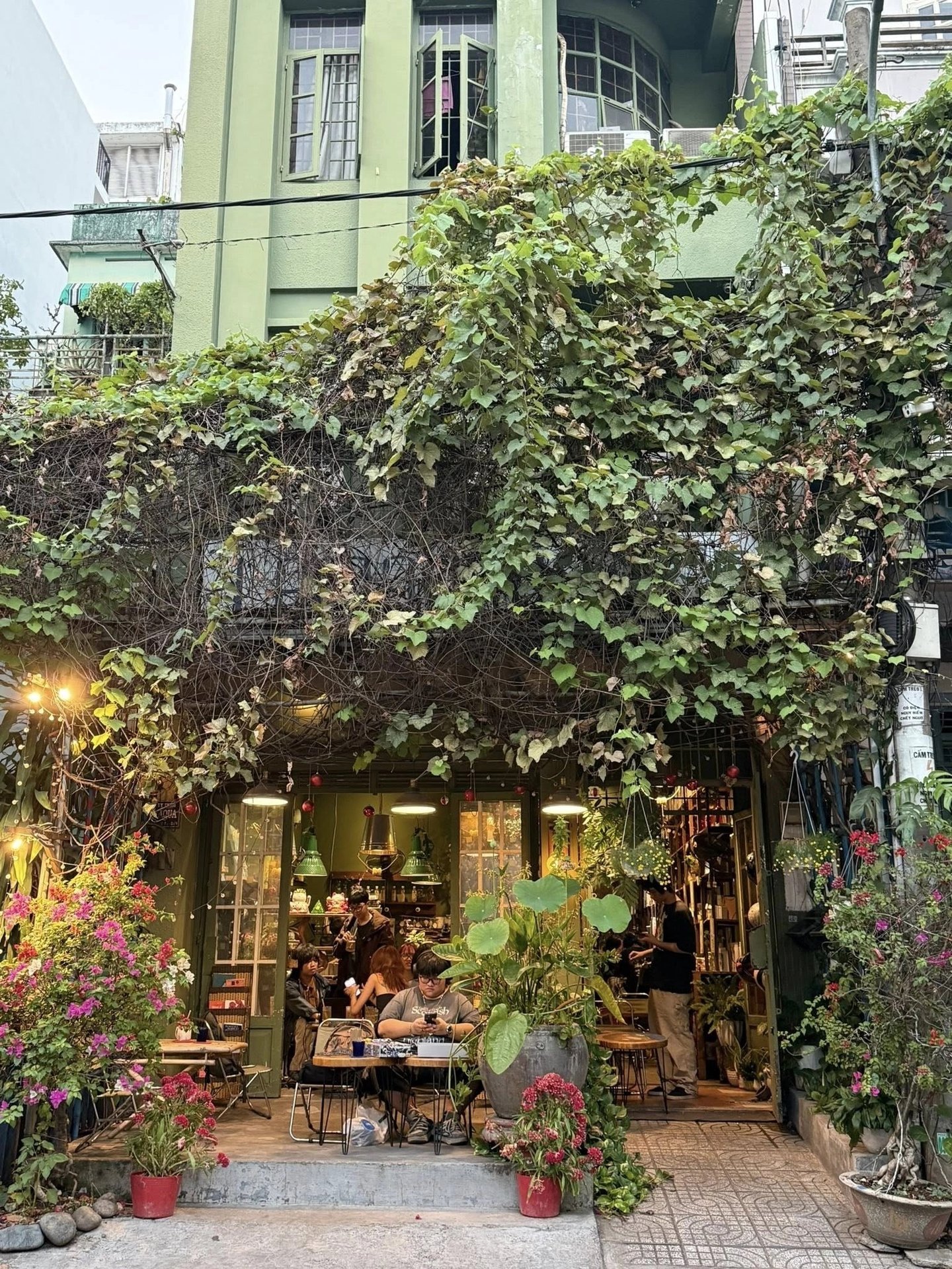 25-1774403490-goc-ca-phe-day-hoai-niem-cua-ong-hoang-nhac-sau-jimmii-nguyen-giua-long-tphcm