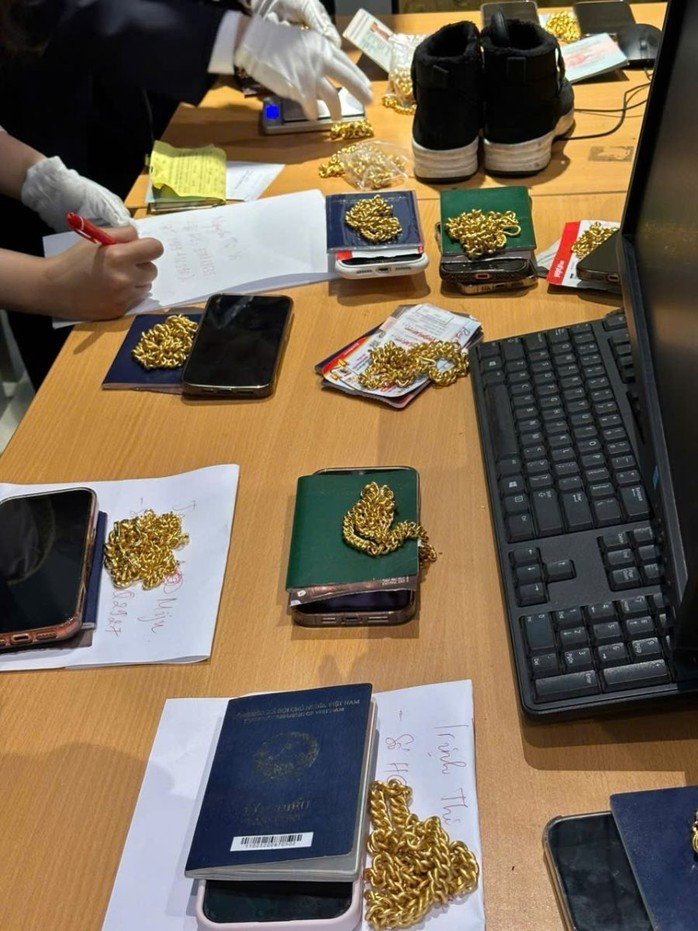 25-1774407115-triet-pha-duong-day-van-chuyen-trai-phep-gan-7kg-vang-qua-duong-hang-khong