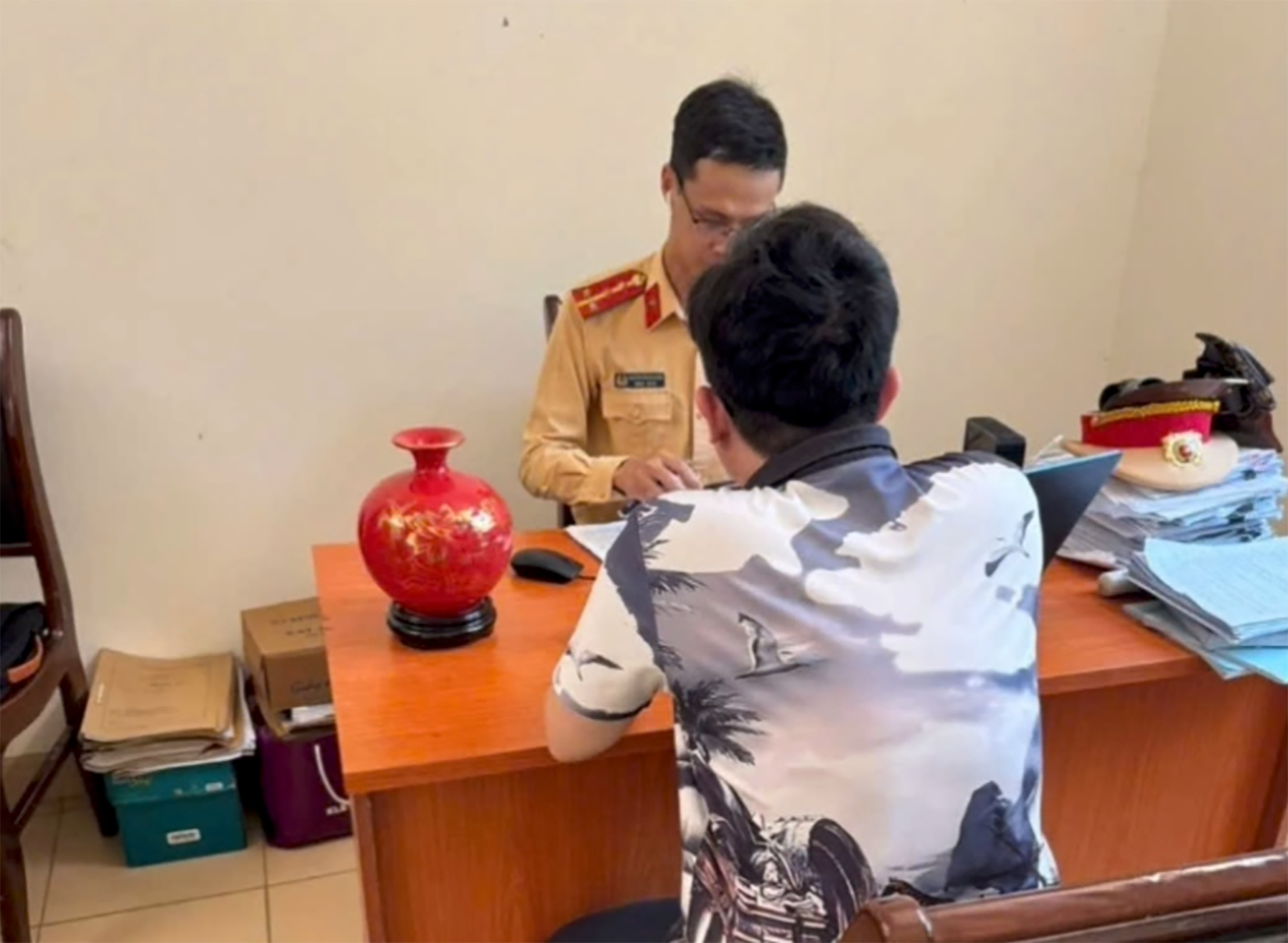 25-1774407148-xe-hop-gia-danh-xe-uu-tien-nao-loan-pho-ha-noi-tai-xe-tra-gia-dat