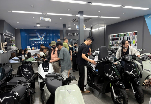 25-1774409314-nguoi-ha-noi-do-xo-mua-xe-may-dien-nhieu-cua-hang-qua-tai