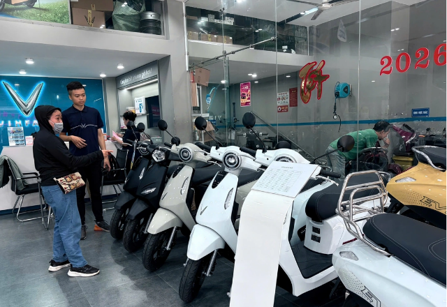 25-1774409325-nguoi-ha-noi-do-xo-mua-xe-may-dien-nhieu-cua-hang-qua-tai