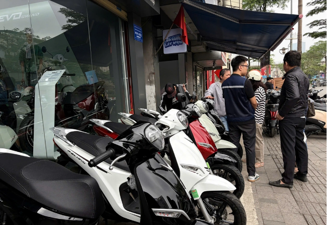 25-1774409351-nguoi-ha-noi-do-xo-mua-xe-may-dien-nhieu-cua-hang-qua-tai