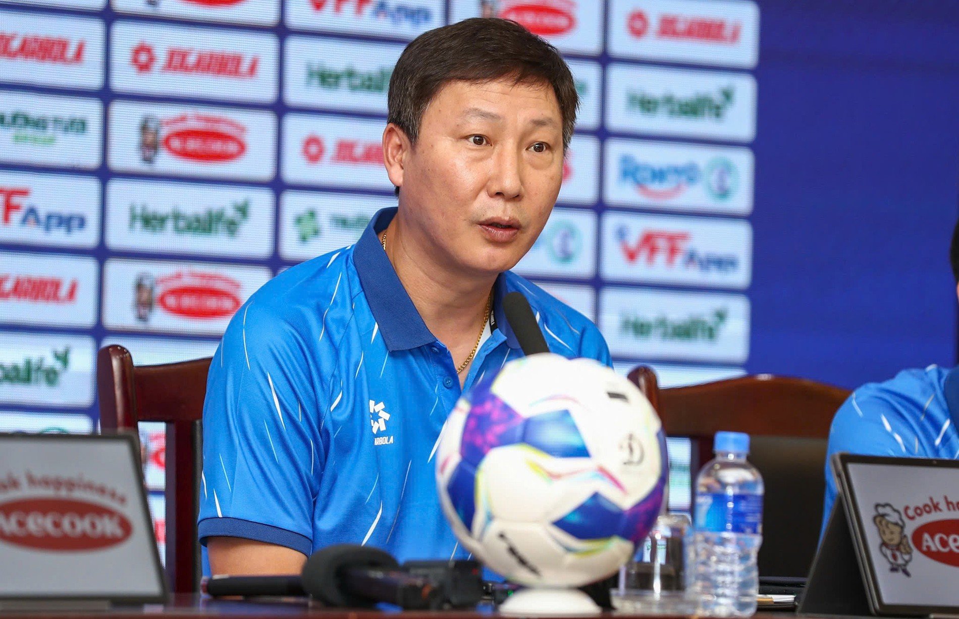 25-1774421088-hlv-kim-sang-sik-he-lo-ke-hoach-dung-hoang-hen-xuan-son-o-tuyen-viet-nam