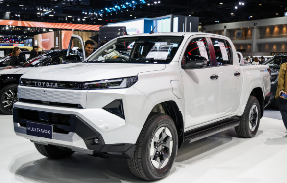 25-1774423558-toyota-hilux-2026-ban-dien-lo-dien-chay-240-km-thach-thuc-ford-ranger-co-dang-mua-o-hien-tai