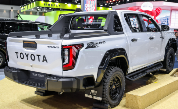 25-1774423572-toyota-hilux-2026-ban-dien-lo-dien-chay-240-km-thach-thuc-ford-ranger-co-dang-mua-o-hien-tai