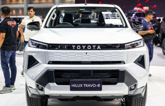 25-1774423584-toyota-hilux-2026-ban-dien-lo-dien-chay-240-km-thach-thuc-ford-ranger-co-dang-mua-o-hien-tai