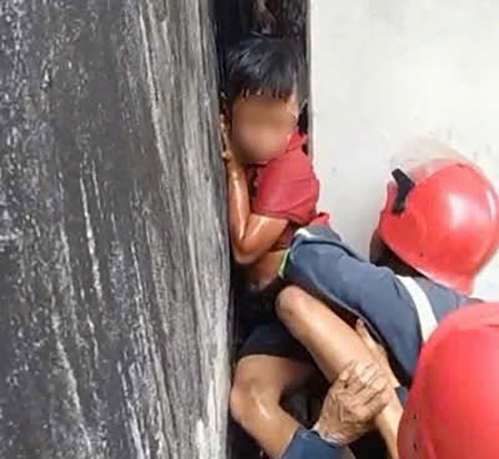 25-1774428331-nghet-tho-giay-phut-giai-cuu-be-trai-9-tuoi-mac-ket-giua-hai-buc-tuong-o-tphcm