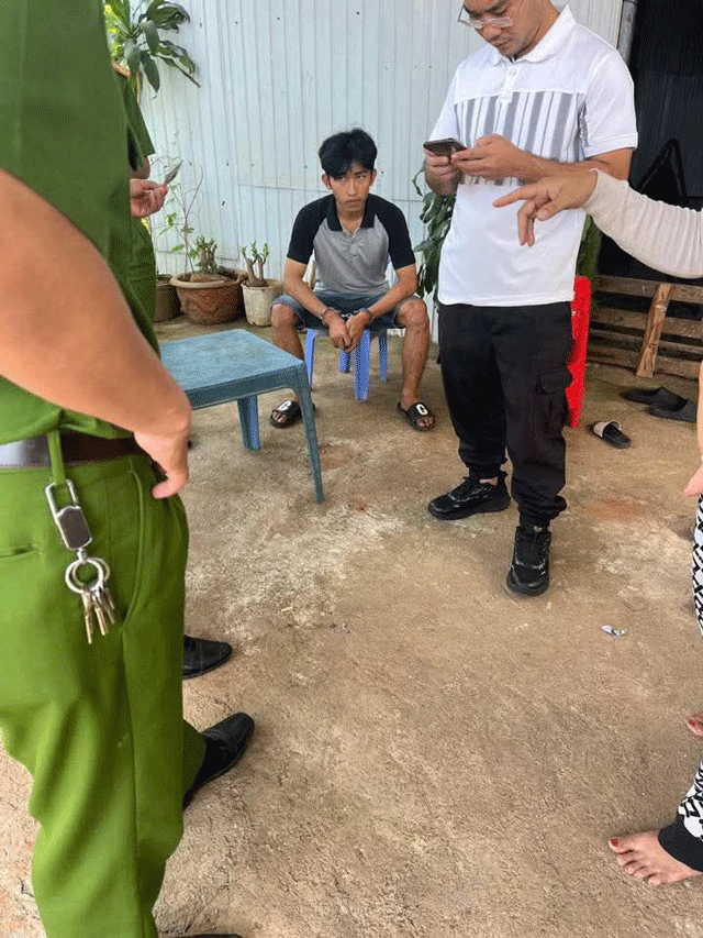 25-1774430172-nguon-con-khien-nam-thanh-nien-chan-xe-taxi-cho-vo-dien-cuong-dap-pha-gay-xon-xao