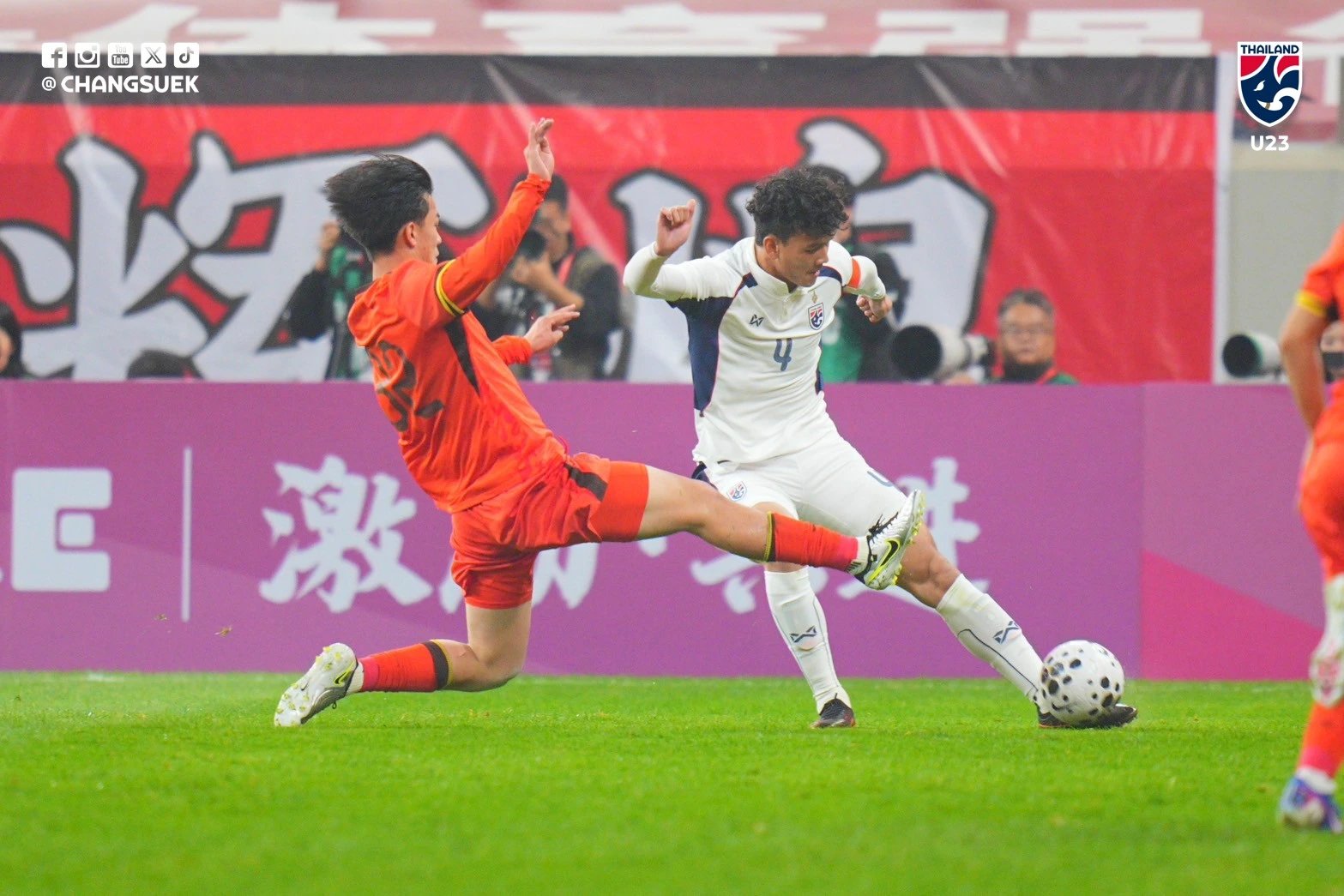 25-1774452154-u23-thai-lan-danh-roi-loi-the-dan-truoc-hai-ban-truoc-u23-trung-quoc-cuc-dien-giai-tu-hung-co-u23-viet-nam-tro-nen-ruc-lua