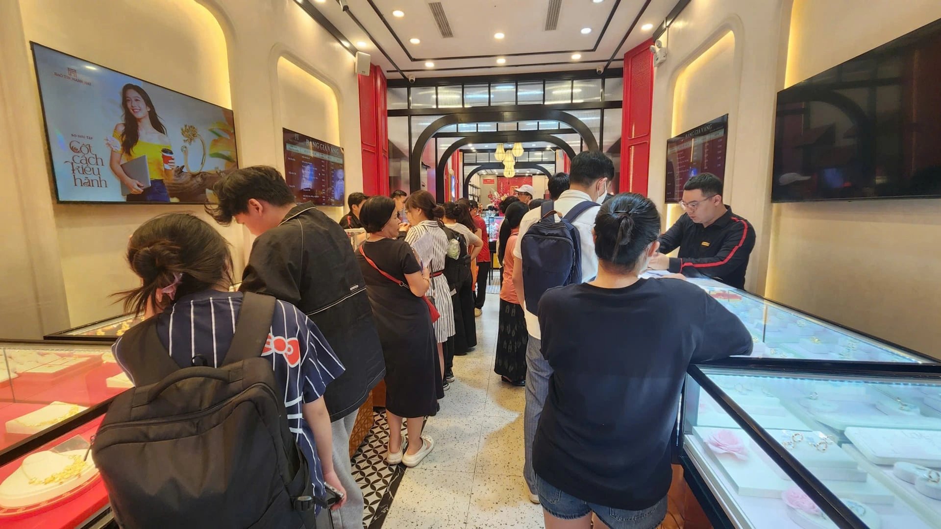 25-1774455937-su-that-viec-bao-tin-minh-chau-dong-cua-hang-loat-khach-hang-hoang-mang-gia-vang-cho-den-lao-doc-bat-thuong