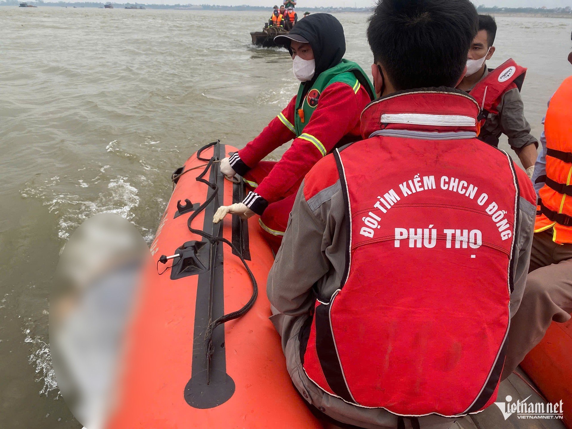 26-1774492664-tim-thay-thi-the-nan-nhan-thu-hai-sau-vu-chim-tau-tren-song-hong