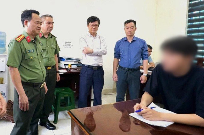 Cơ quan điều tra lấy lời khai nghi can Nguyễn. Ảnh: Lam Sơn