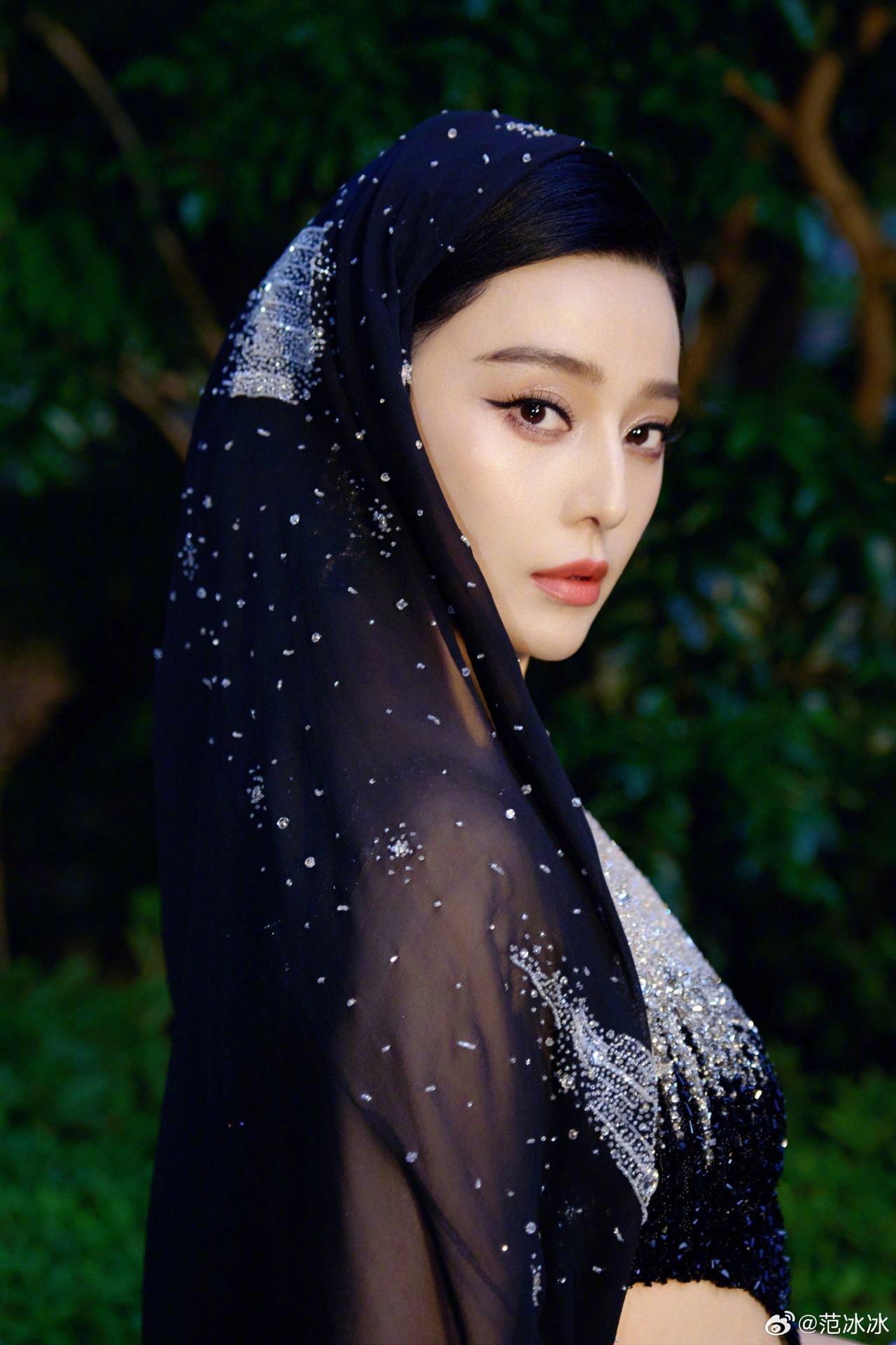 26-1774514078-moi-quan-he-gay-ban-tan-cua-pham-bang-bang-va-dao-dien-u60-cua-squid-game