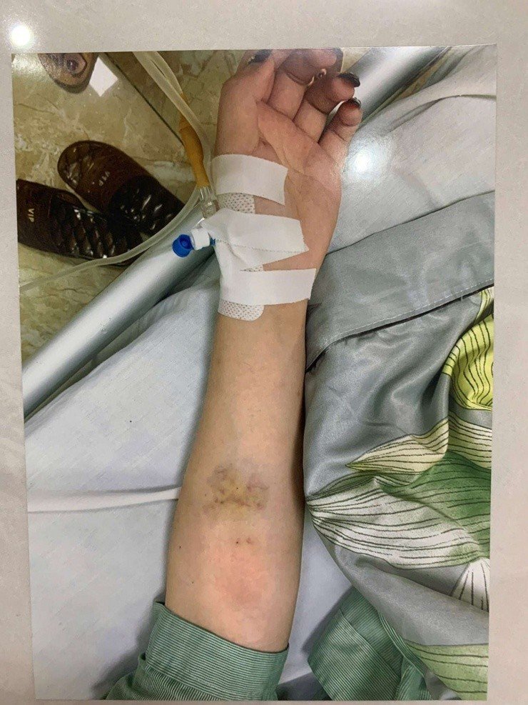 26-1774515196-nu-sinh-lop-12-truong-cao-dang-dien-tu-dien-lanh-ha-noi-bi-hanh-hung-da-man-trong-lop-hoc-cong-an-vao-cuoc