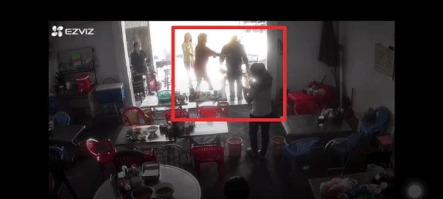 26-1774517305-clip-nam-thanh-nien-bi-3-nguoi-la-mat-danh-nhap-vien-luc-dang-an-com-quan-ven-duong-he-lo-nguon-con