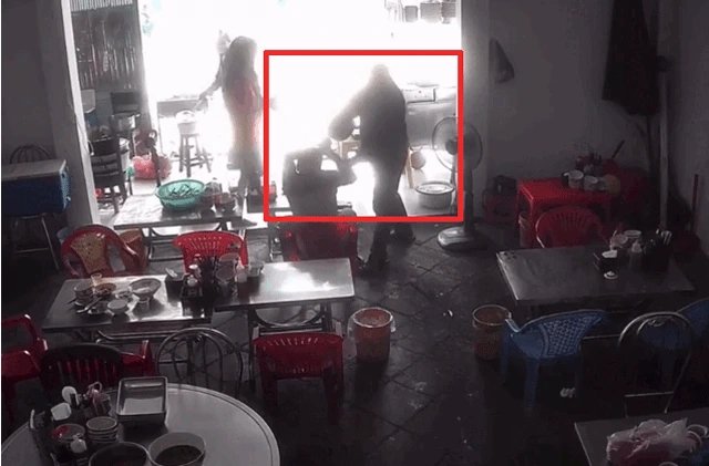 26-1774517305-clip-nam-thanh-nien-bi-3-nguoi-la-mat-danh-nhap-vien-luc-dang-an-com-quan-ven-duong-he-lo-nguon-con