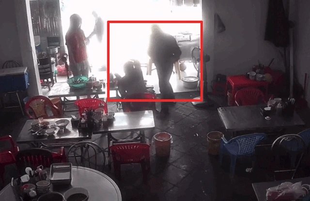 26-1774517305-clip-nam-thanh-nien-bi-3-nguoi-la-mat-danh-nhap-vien-luc-dang-an-com-quan-ven-duong-he-lo-nguon-con