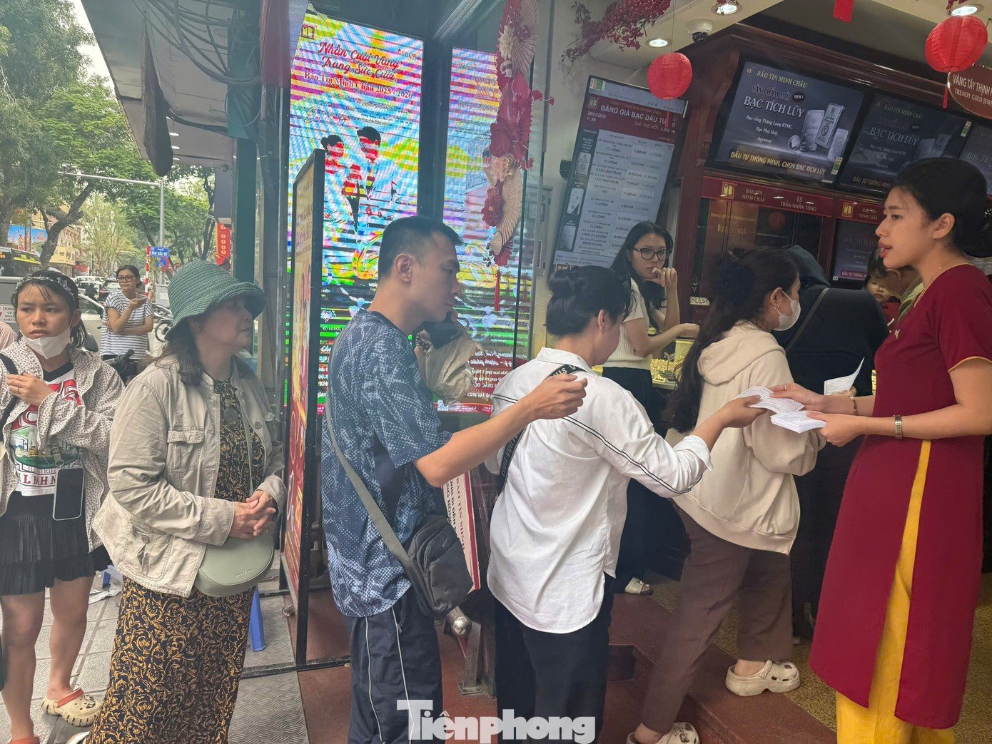 26-1774523743-bao-tin-minh-chau-bat-ngo-thay-doi-cach-ban-vang-sau-khi-mo-cua-tro-lai