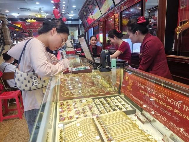 26-1774523892-bao-tin-minh-chau-bat-ngo-thay-doi-cach-ban-vang-sau-khi-mo-cua-tro-lai