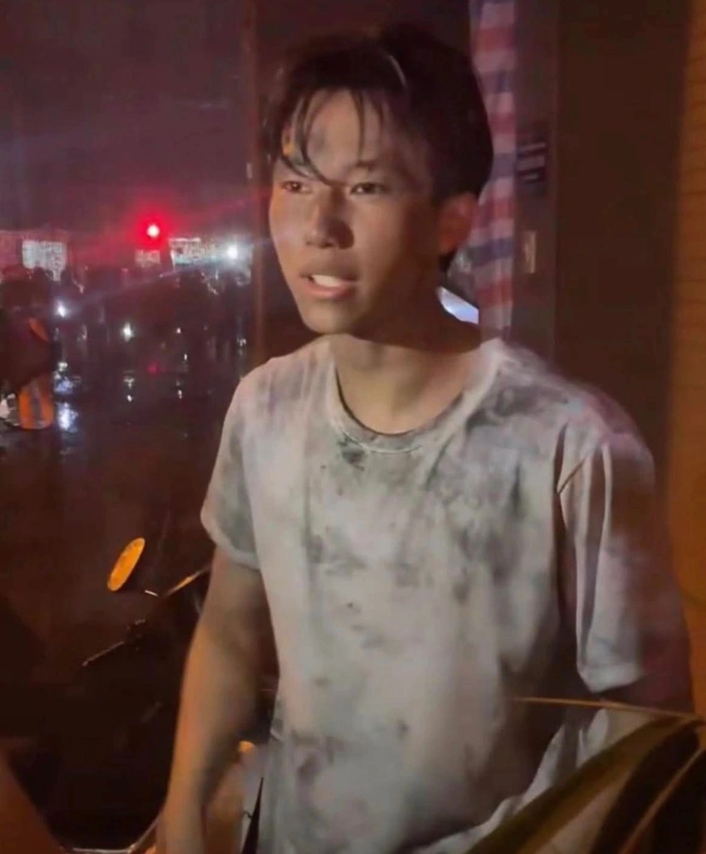 26-1774526571-nam-sinh-dung-cam-lao-vao-dam-chay-cuu-nguoi-duoc-bo-gd-dt-tang-bang-khen