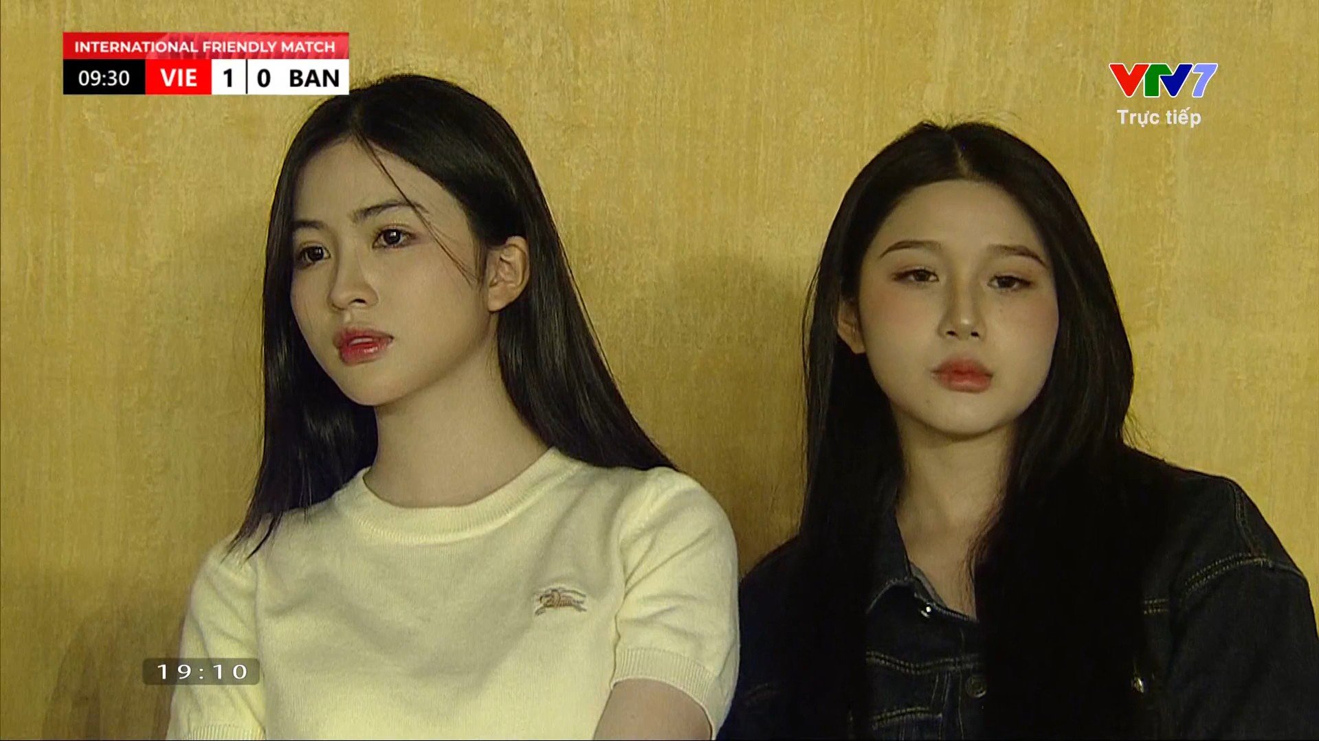 26-1774542155-khan-dai-san-hang-day-day-song-cameraman-vtv-bat-tron-nhan-sac-nang-a-hau-di-co-vu-doi-tuyen