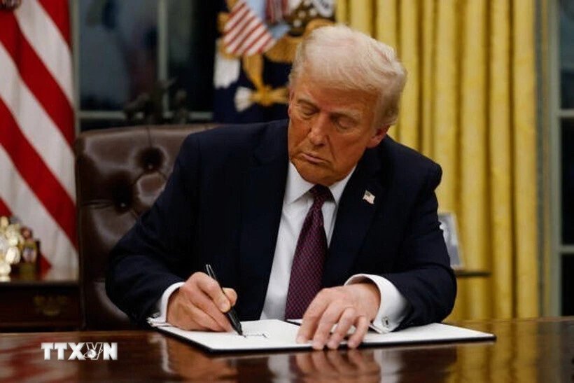 27-1774571529-chu-ky-cua-tong-thong-trump-chinh-thuc-xuat-hien-tren-dong-usd