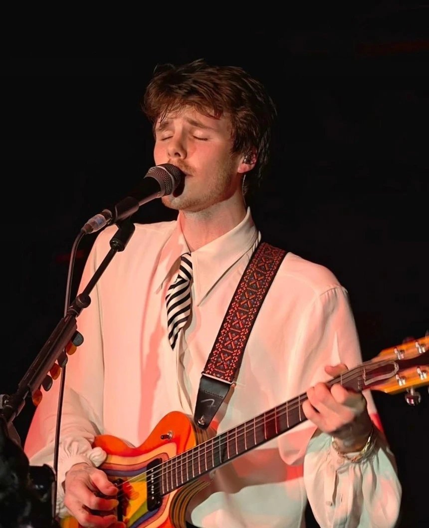 27-1774574129-con-trai-ut-nha-beckham-bat-khoc-tren-san-khau-khi-hat-ve-gia-dinh