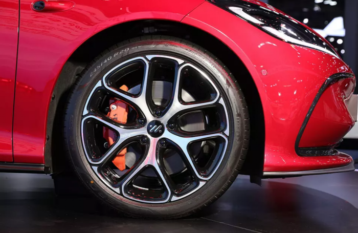 27-1774577009-tham-vong-soan-ngoi-toyota-camry-mg-trinh-lang-mau-sedan-dien-hang-d-moi-dep-khong-ty-vet