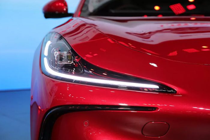 27-1774577009-tham-vong-soan-ngoi-toyota-camry-mg-trinh-lang-mau-sedan-dien-hang-d-moi-dep-khong-ty-vet