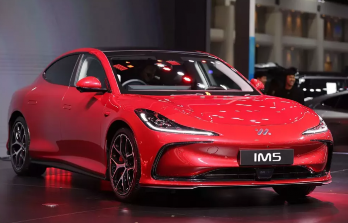 27-1774577009-tham-vong-soan-ngoi-toyota-camry-mg-trinh-lang-mau-sedan-dien-hang-d-moi-dep-khong-ty-vet