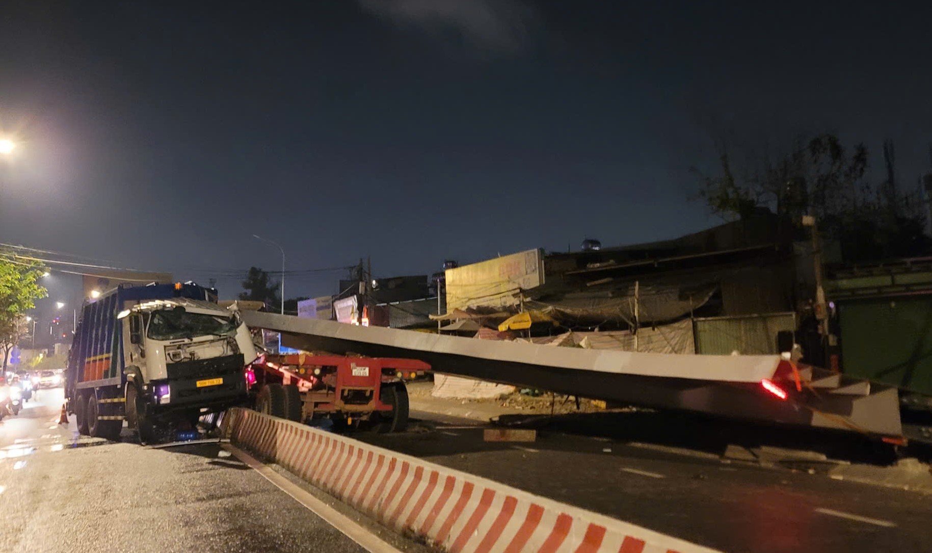 27-1774579696-kinh-hoang-dam-thep-10-tan-de-nat-cabin-xe-rac-tai-xe-tu-vong-cua-ngo-tphcm-te-liet-hoan-toan