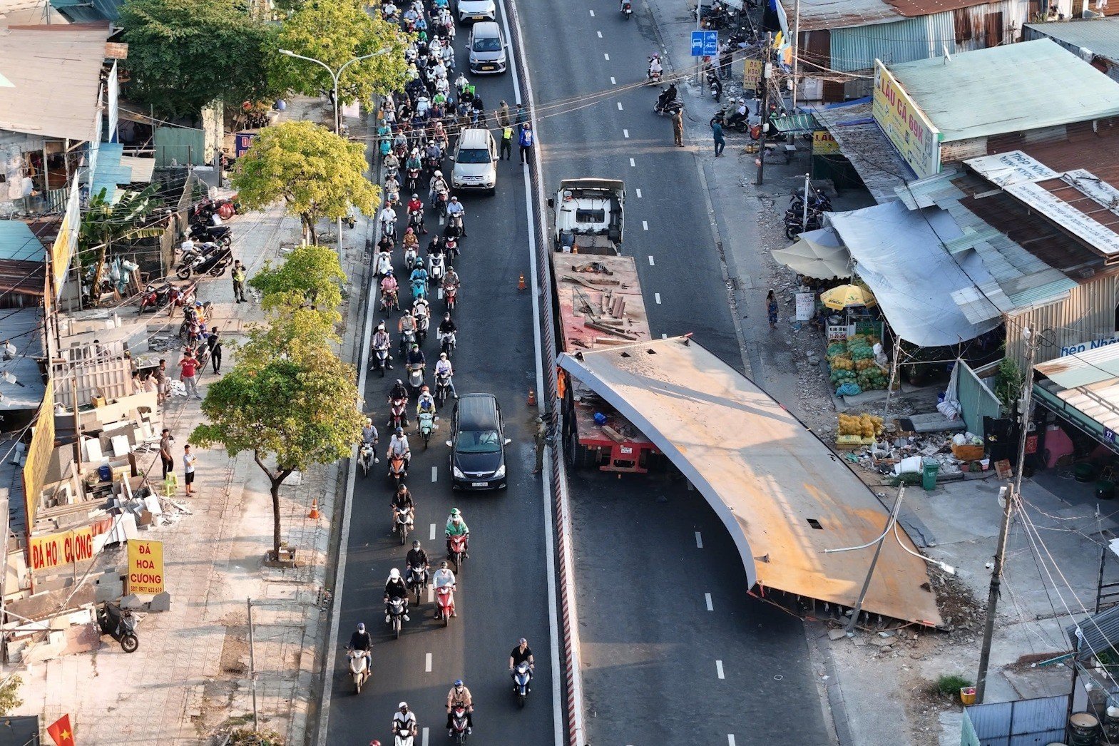 27-1774579696-kinh-hoang-dam-thep-10-tan-de-nat-cabin-xe-rac-tai-xe-tu-vong-cua-ngo-tphcm-te-liet-hoan-toan