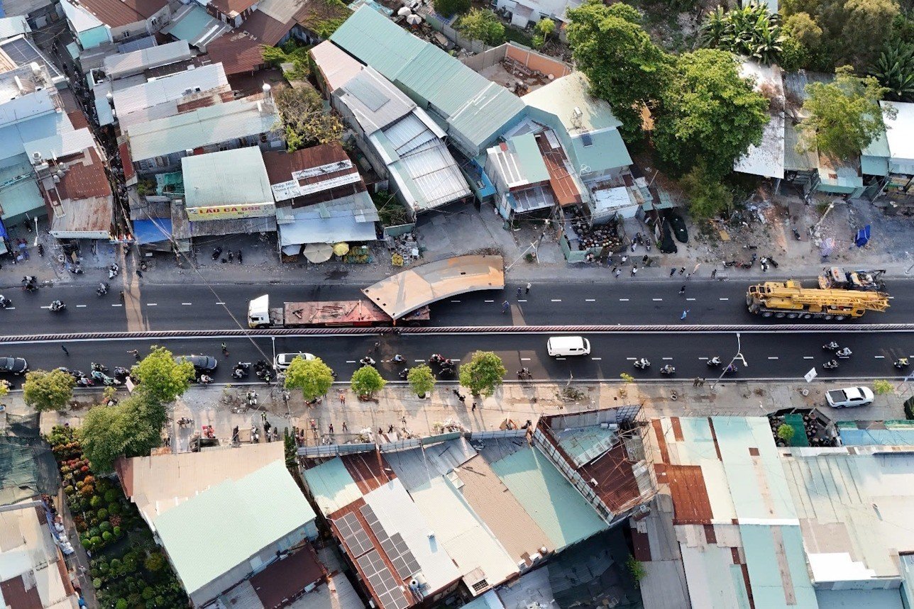 27-1774579696-kinh-hoang-dam-thep-10-tan-de-nat-cabin-xe-rac-tai-xe-tu-vong-cua-ngo-tphcm-te-liet-hoan-toan