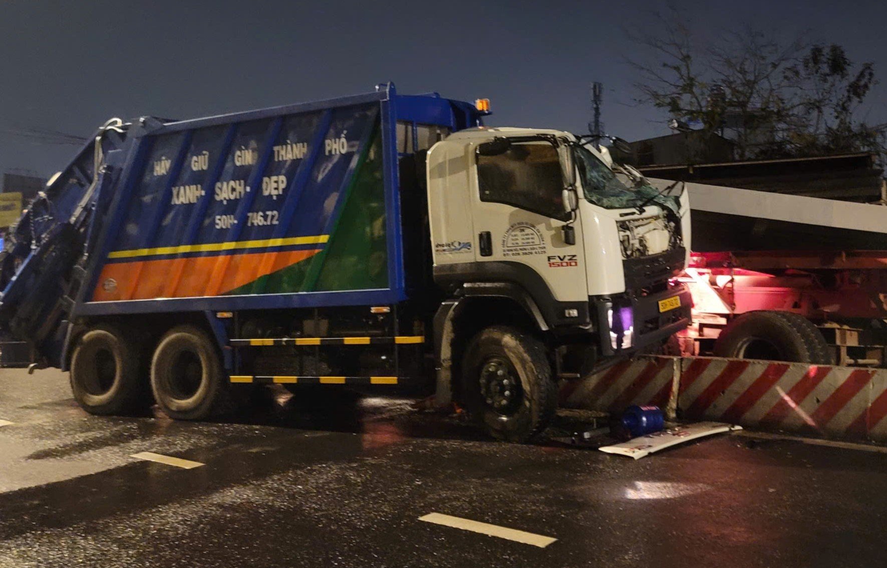 27-1774579696-kinh-hoang-dam-thep-10-tan-de-nat-cabin-xe-rac-tai-xe-tu-vong-cua-ngo-tphcm-te-liet-hoan-toan