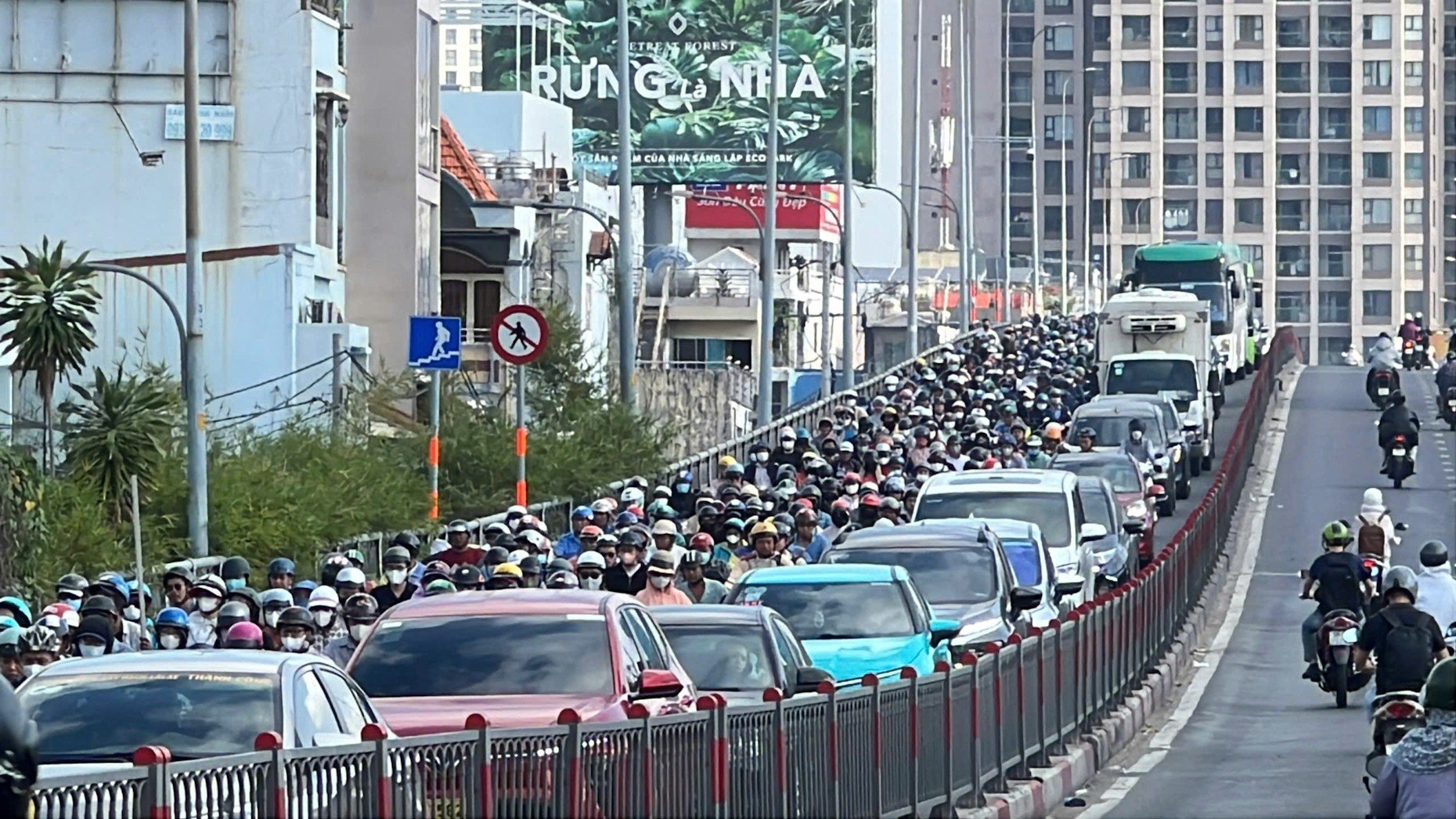 27-1774579696-kinh-hoang-dam-thep-10-tan-de-nat-cabin-xe-rac-tai-xe-tu-vong-cua-ngo-tphcm-te-liet-hoan-toan