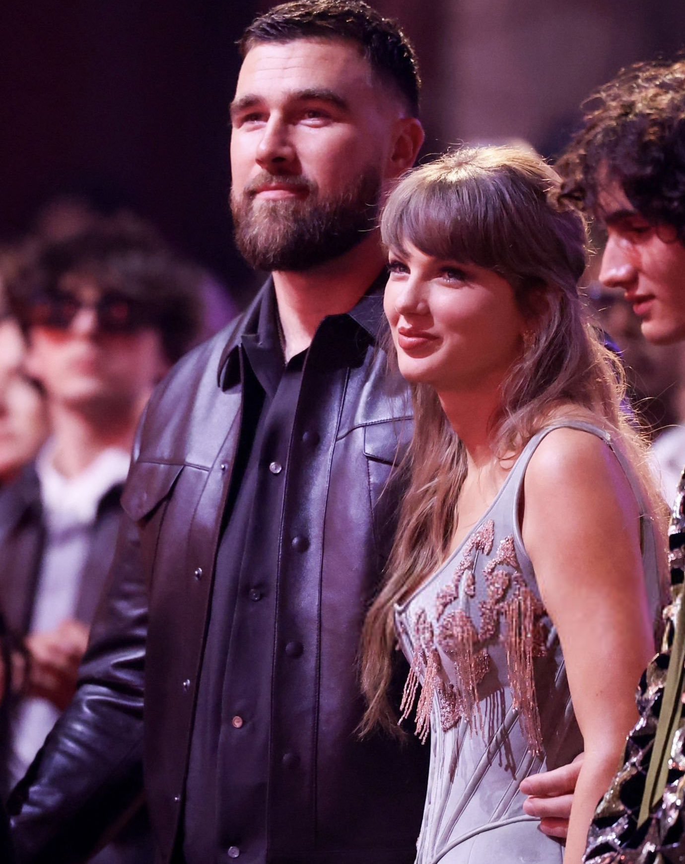 27-1774581579-taylor-swift-lan-dau-dua-vi-hon-phu-travis-kelce-di-le-trao-giai-an-dinh-luon-ngay-lam-dam-cuoi-the-ky