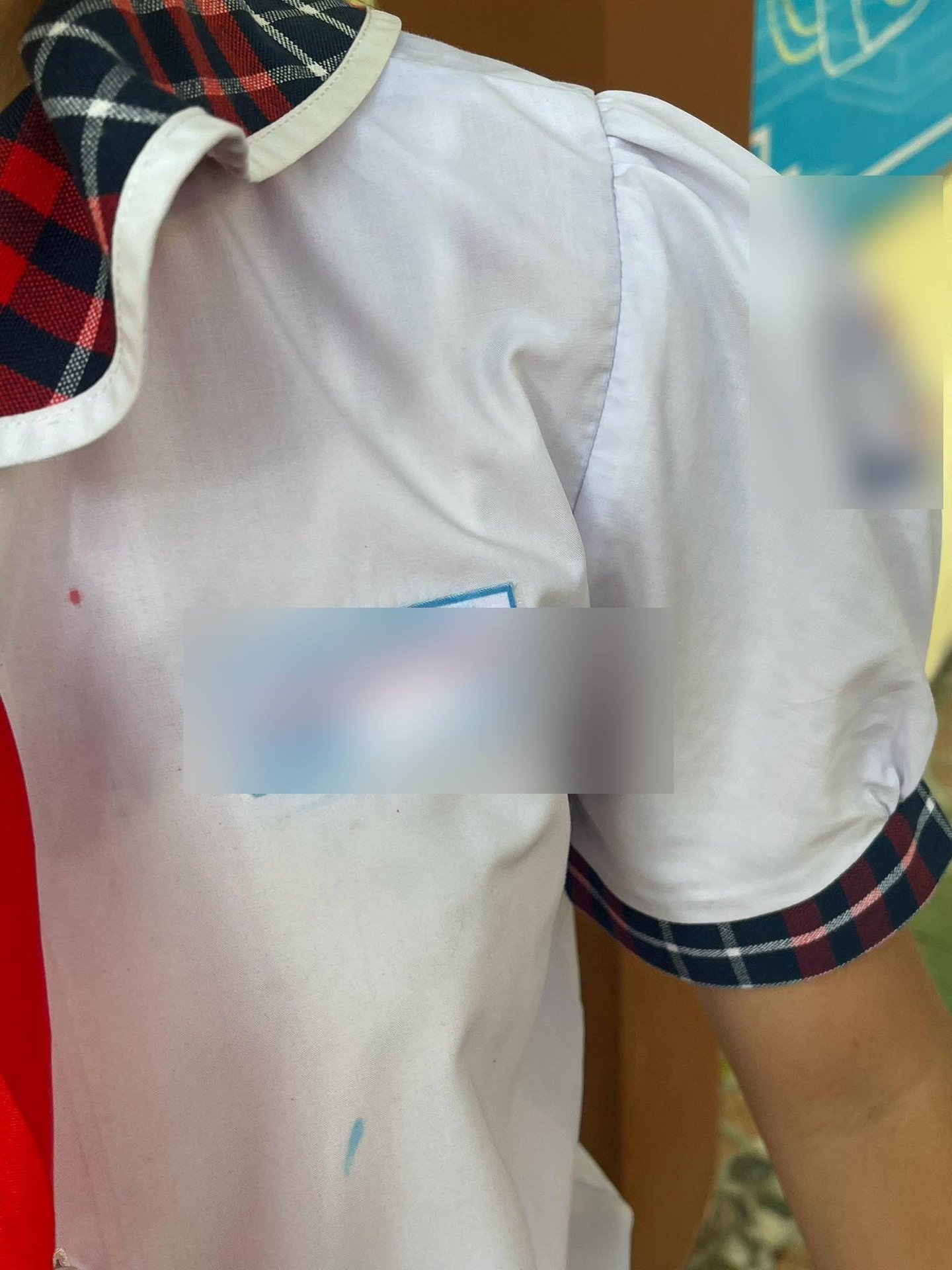 27-1774582470-tranh-cai-chuyen-phu-huynh-doi-den-dien-thoai-roi-vo-tai-truong-hoc-khi-ung-xu-cua-nguoi-lon-lam-kho-tre-nho