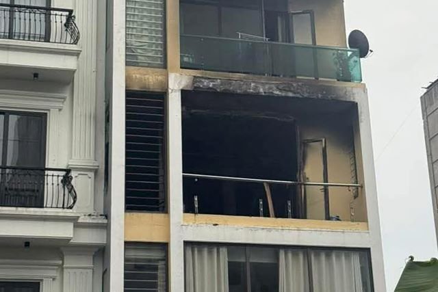 27-1774583109-can-nha-4-tang-o-quang-ninh-boc-chay-du-doi-hien-truong-khoi-den-ngun-ngut-bao-trum