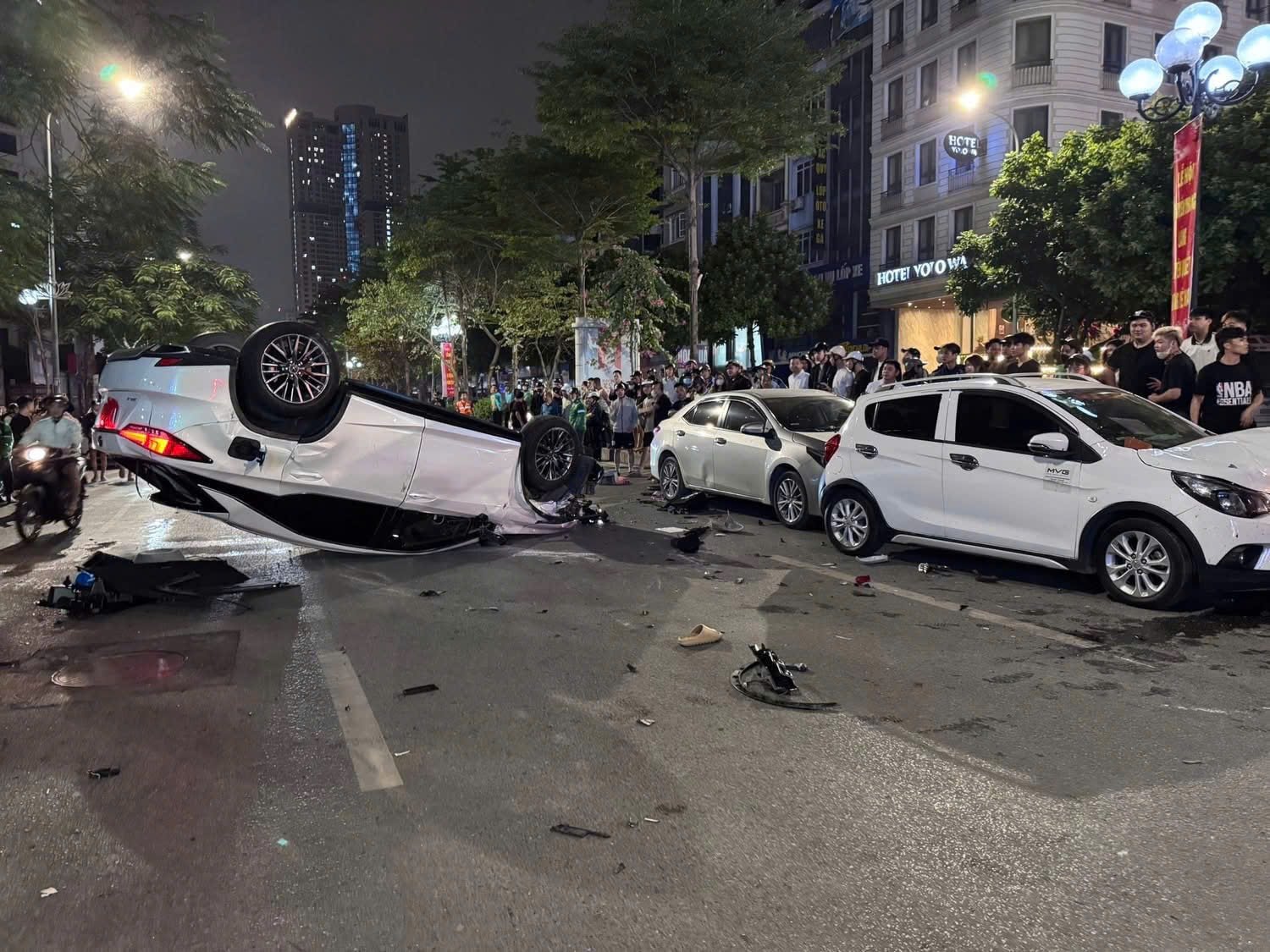 27-1774616154-vu-xe-dien-nao-loan-pho-trung-kinh-tai-xe-lexus-bi-tam-giu-hinh-su