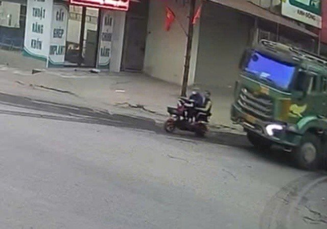 27-1774620611-khoi-to-tai-xe-xe-tai-dung-dien-thoai-khi-lai-xe-lam-2-nguoi-tu-vong-lam-ro-toan-bo-dien-bien