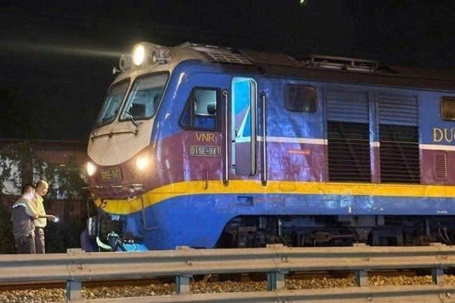 28-1774666821-hien-truong-tau-hoa-va-cham-xe-may-khien-2-ban-nu-tu-vong-o-ha-noi-xac-dinh-danh-tinh-nan-nhan