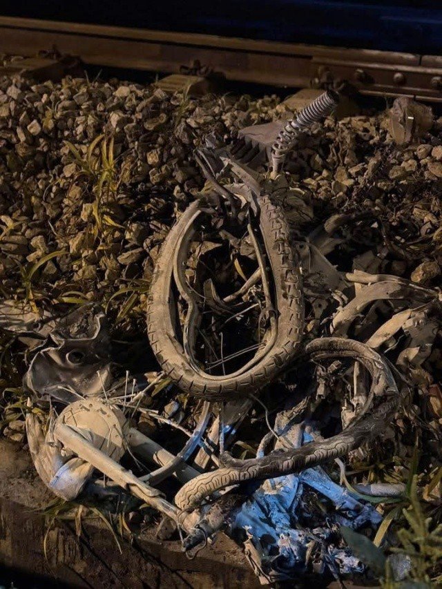 28-1774666821-hien-truong-tau-hoa-va-cham-xe-may-khien-2-ban-nu-tu-vong-o-ha-noi-xac-dinh-danh-tinh-nan-nhan