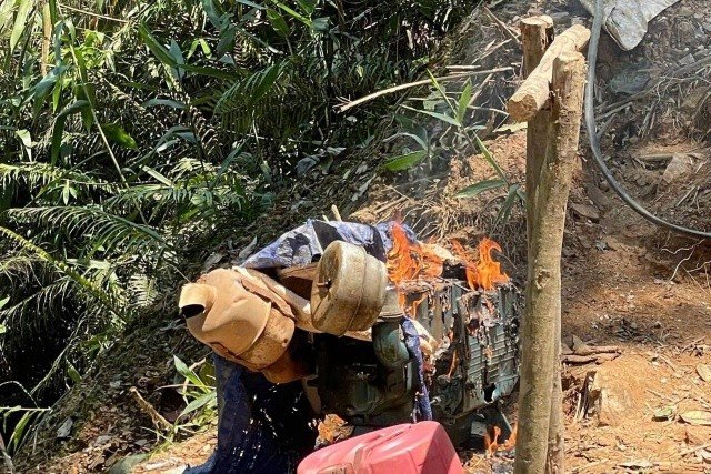 28-1774669475-hien-truong-phat-hien-lan-trai-khai-thac-vang-trai-phep-quy-mo-lon-trong-rung-khe-ma-thu-giu-nhieu-thiet-bi-lien-quan