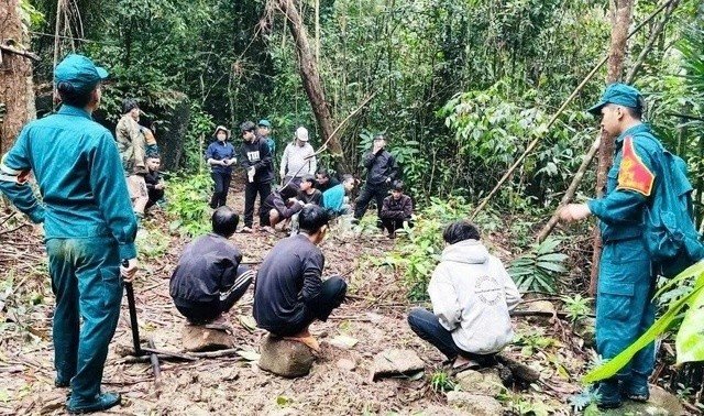 28-1774669475-hien-truong-phat-hien-lan-trai-khai-thac-vang-trai-phep-quy-mo-lon-trong-rung-khe-ma-thu-giu-nhieu-thiet-bi-lien-quan